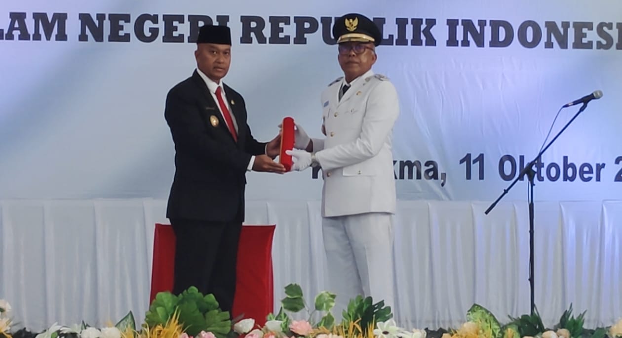 Penjabat Gubernur Papua Pegunungan Dr. Velix Wanggai,SIP,MPA saat melantik Penjabat Bupati Mamteng Manogar Sirait, SIP di Aula Bogo