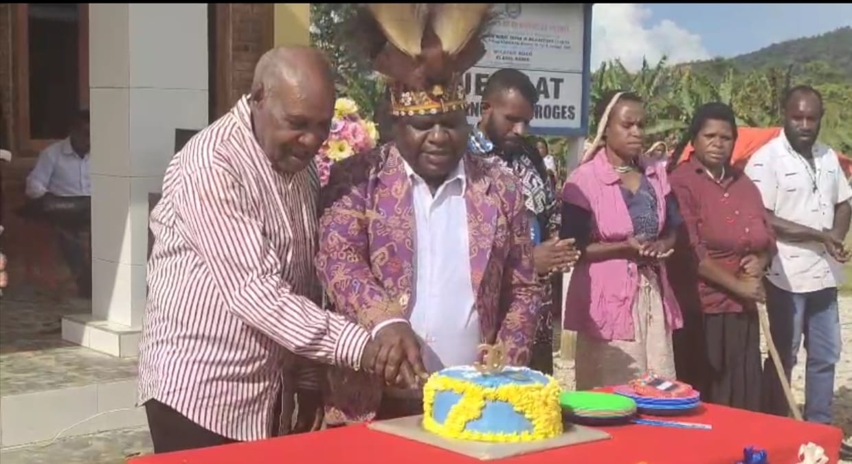 Wakil Bupati Mamteng Resmikan Dua Rumah Pastori Jemaat GIDI Imanuel I